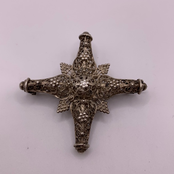 Jewelry - vintage filigree silver cross brooch